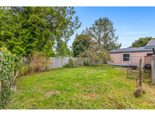 620 N Bay St, Waldport, OR 97394