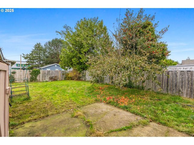 620 N Bay St, Waldport, OR 97394