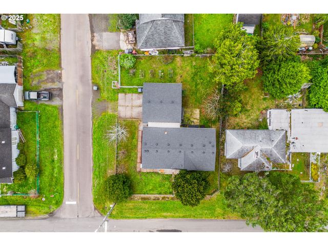 620 N Bay St, Waldport, OR 97394