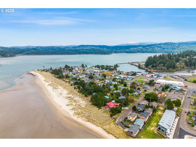 620 N Bay St, Waldport, OR 97394