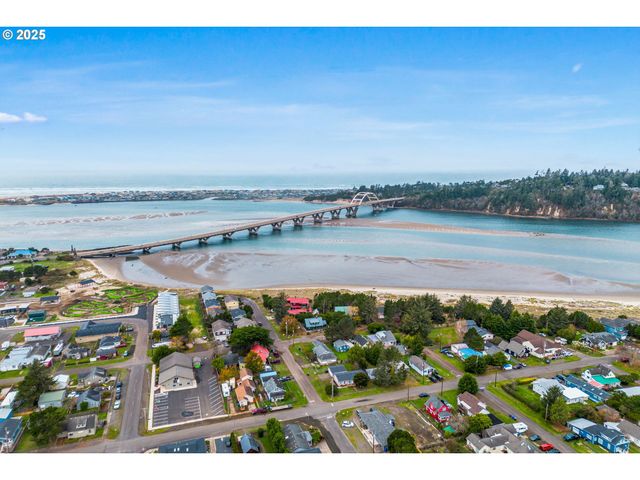 620 N Bay St, Waldport, OR 97394