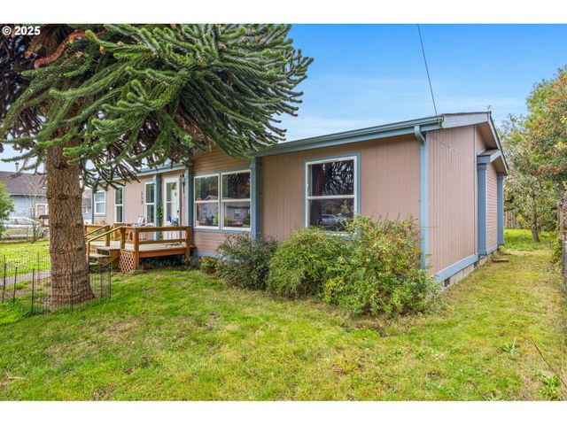 620 N Bay St, Waldport, OR 97394