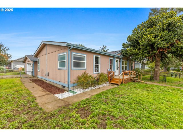 620 N Bay St, Waldport, OR 97394