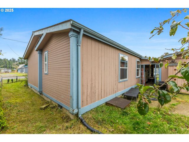 620 N Bay St, Waldport, OR 97394