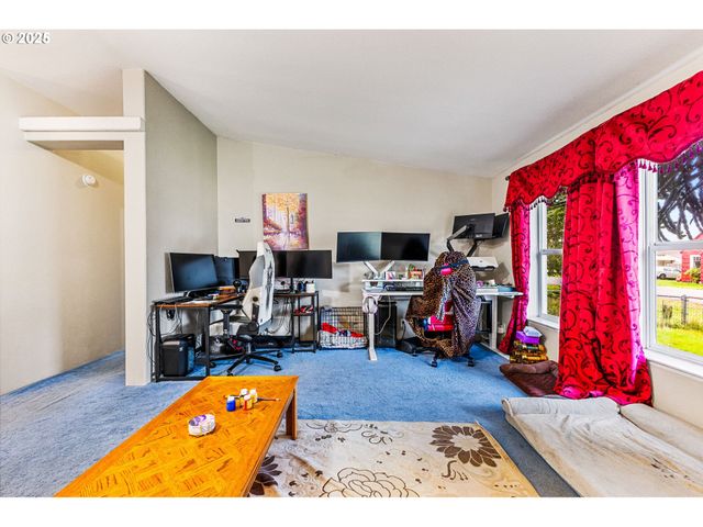 620 N Bay St, Waldport, OR 97394