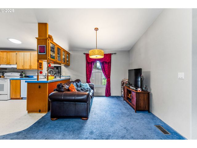 620 N Bay St, Waldport, OR 97394