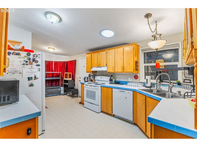 620 N Bay St, Waldport, OR 97394