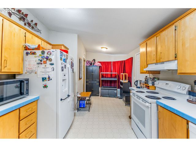 620 N Bay St, Waldport, OR 97394