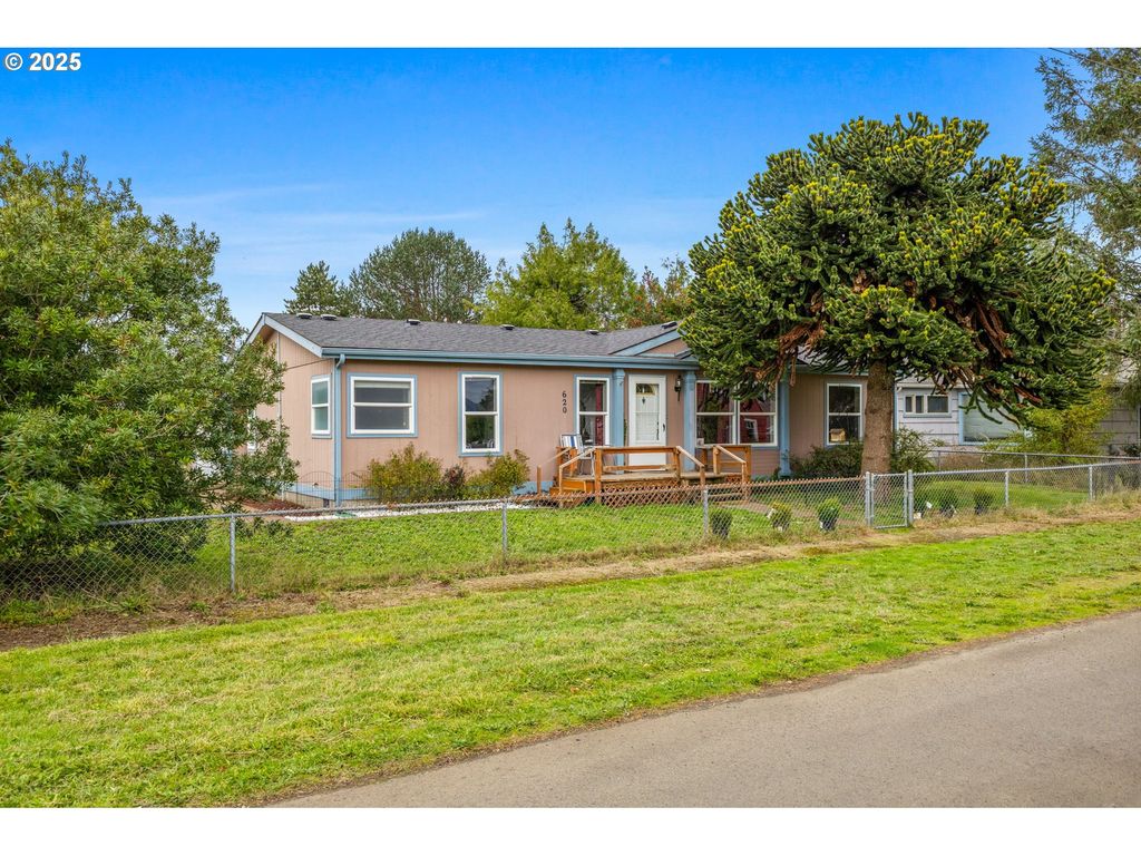 620 N Bay St, Waldport, OR 97394