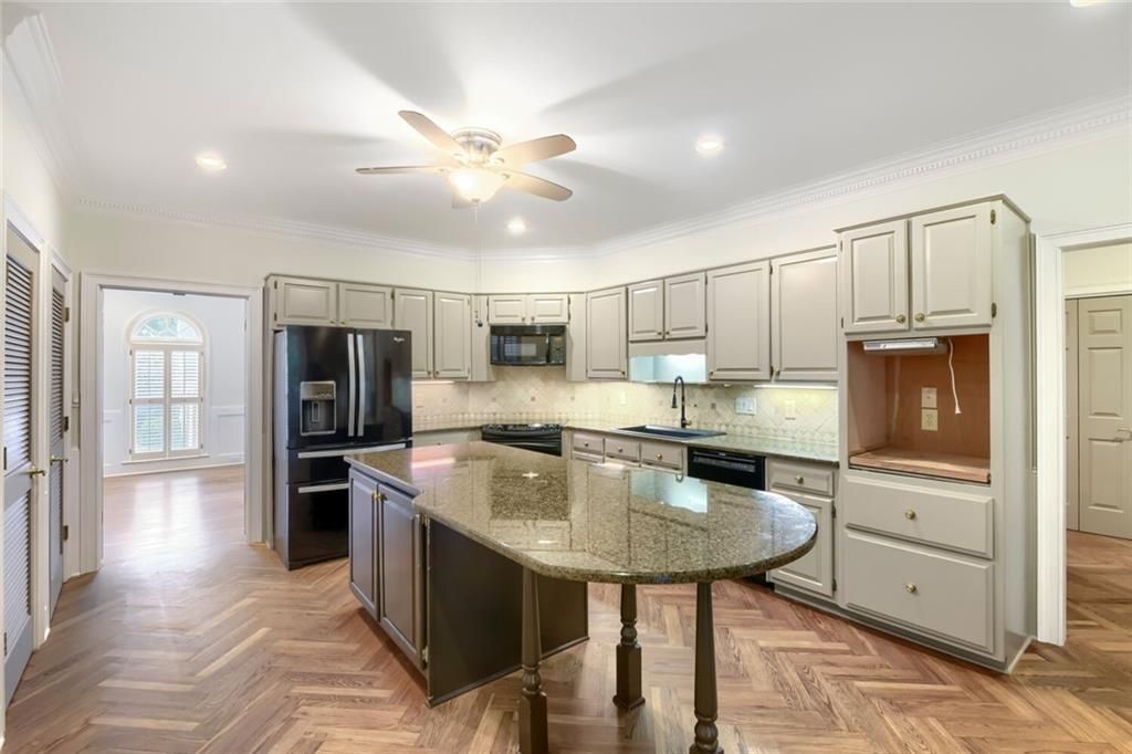 Image 10 of property listing at 17 Downshire Circle, Decatur, GA 30033