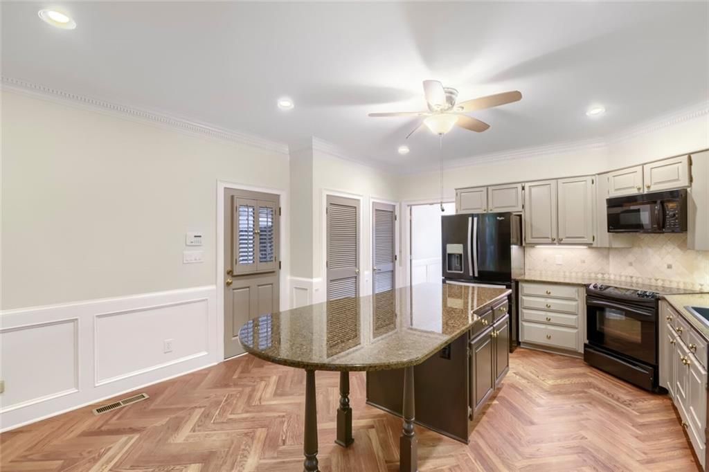 Image 11 of property listing at 17 Downshire Circle, Decatur, GA 30033