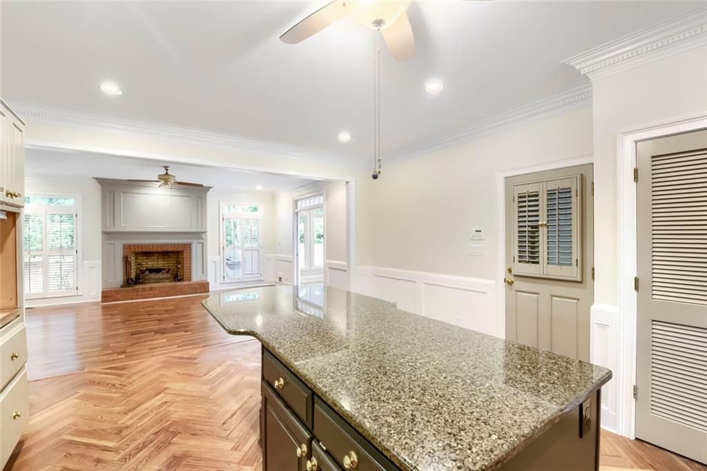 Image 12 of property listing at 17 Downshire Circle, Decatur, GA 30033