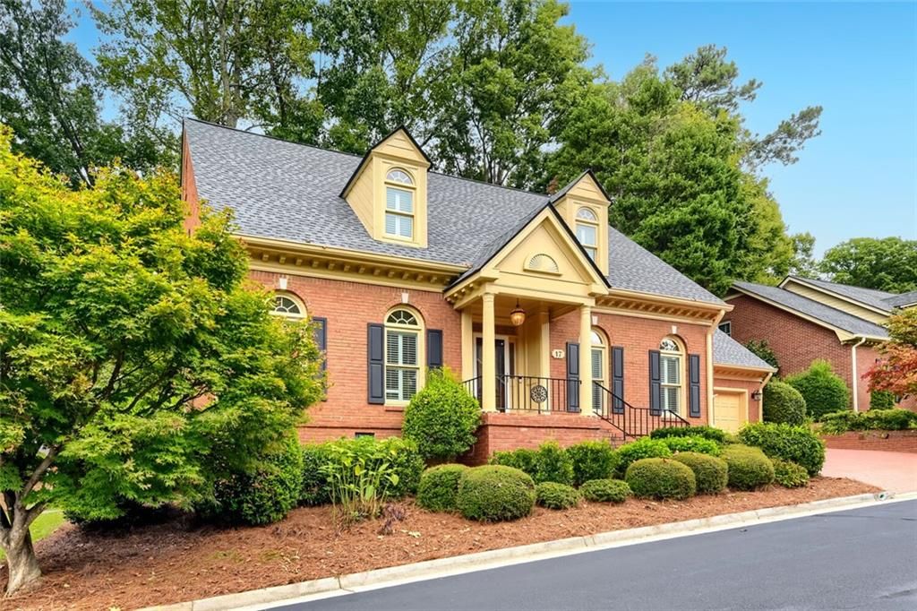 Image 2 of property listing at 17 Downshire Circle, Decatur, GA 30033