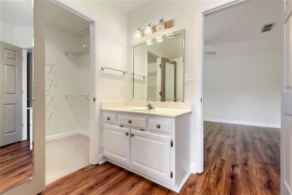 Image 21 of property listing at 17 Downshire Circle, Decatur, GA 30033