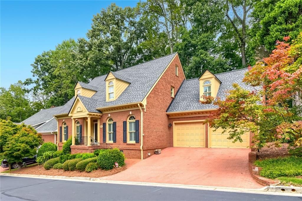 Image 3 of property listing at 17 Downshire Circle, Decatur, GA 30033
