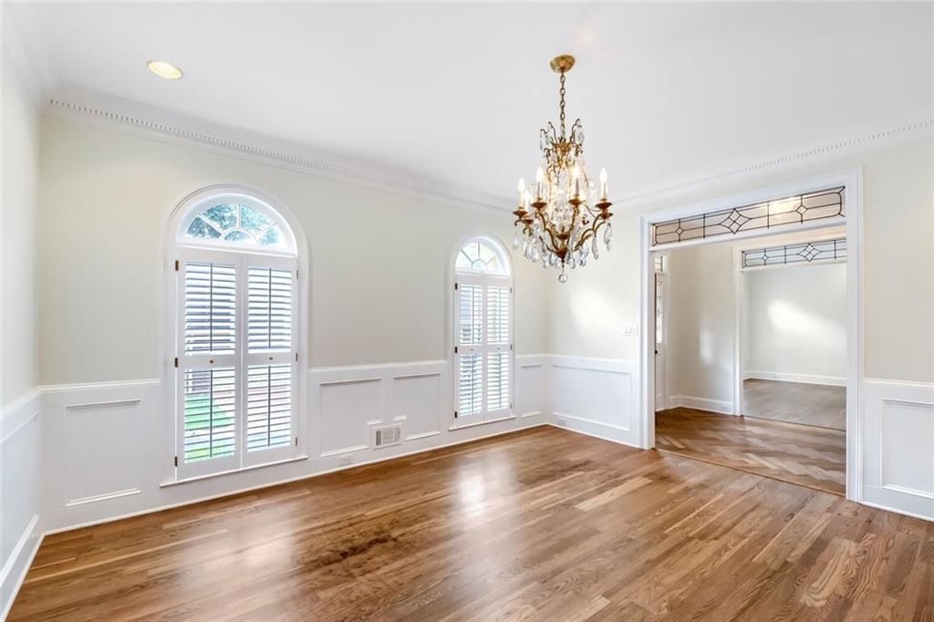 Image 4 of property listing at 17 Downshire Circle, Decatur, GA 30033