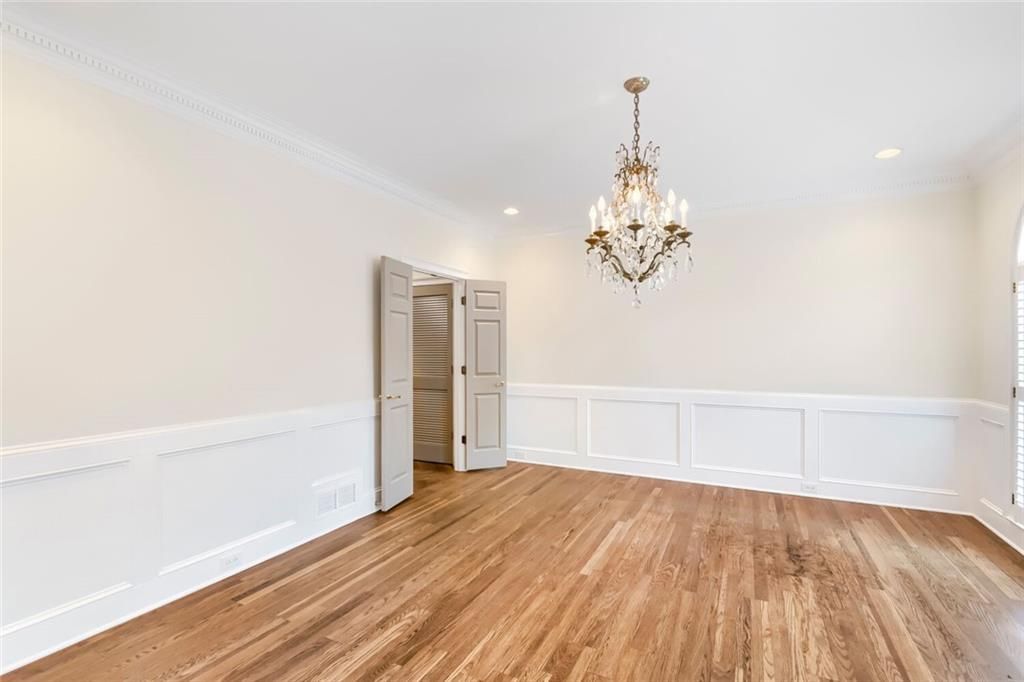 Image 5 of property listing at 17 Downshire Circle, Decatur, GA 30033