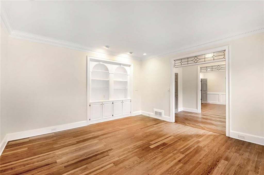 Image 6 of property listing at 17 Downshire Circle, Decatur, GA 30033