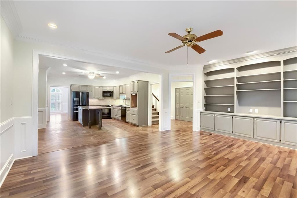 Image 8 of property listing at 17 Downshire Circle, Decatur, GA 30033