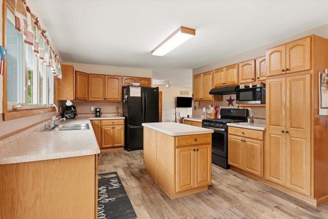 1014 N Meadow DRIVE, Silver Lake, WI 53170