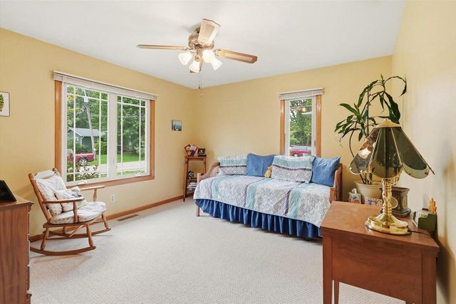 1014 N Meadow DRIVE, Silver Lake, WI 53170