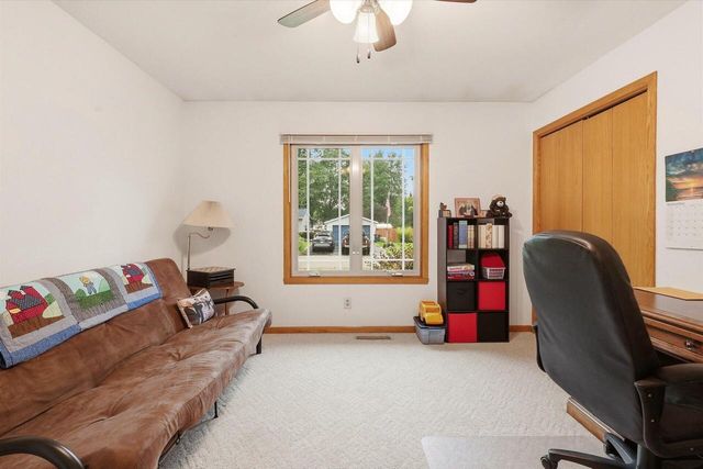1014 N Meadow DRIVE, Silver Lake, WI 53170