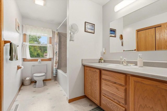 1014 N Meadow DRIVE, Silver Lake, WI 53170