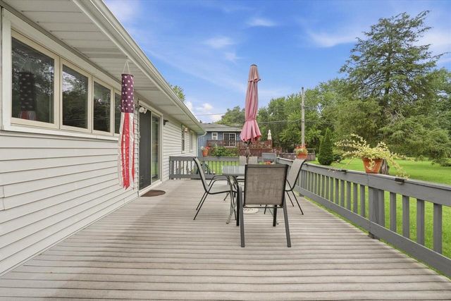 1014 N Meadow DRIVE, Silver Lake, WI 53170