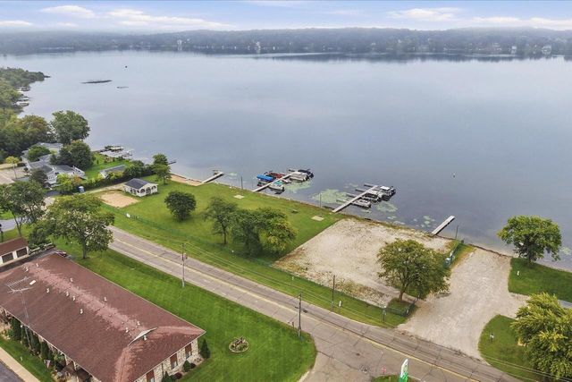 1014 N Meadow DRIVE, Silver Lake, WI 53170