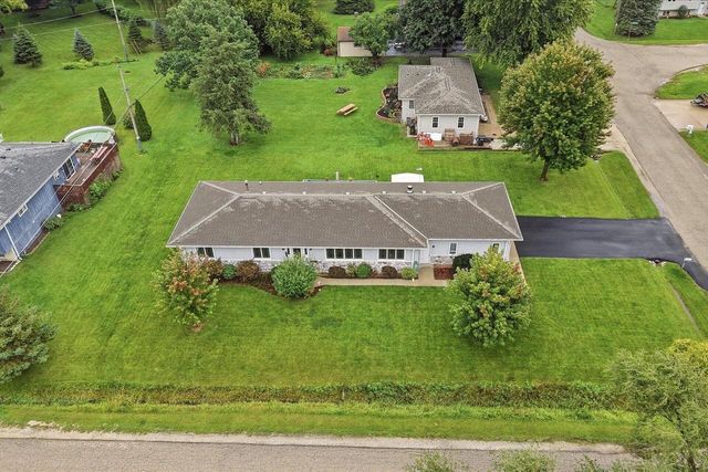 1014 N Meadow DRIVE, Silver Lake, WI 53170