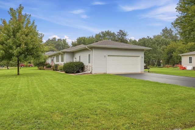 1014 N Meadow DRIVE, Silver Lake, WI 53170