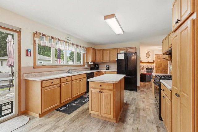 1014 N Meadow DRIVE, Silver Lake, WI 53170
