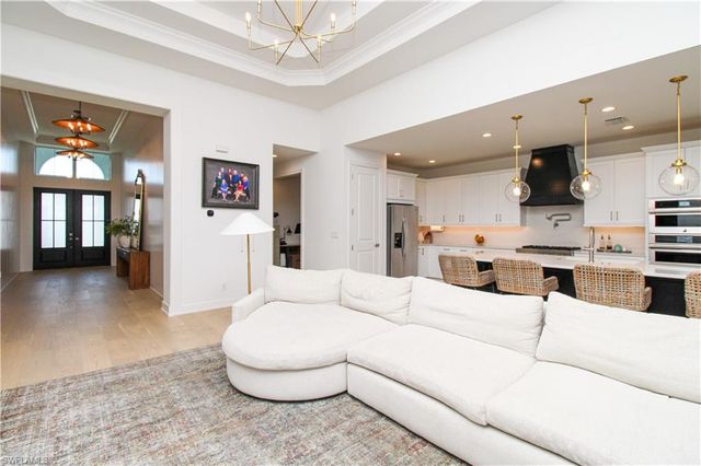 9241 Cayman DR, Naples, FL 34114