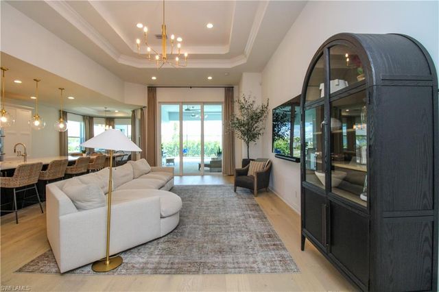 9241 Cayman DR, Naples, FL 34114