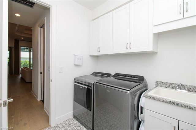 9241 Cayman DR, Naples, FL 34114