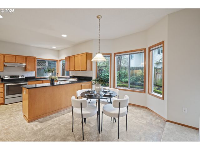 14390 CAMDEN Ln, Lake Oswego, OR 97035