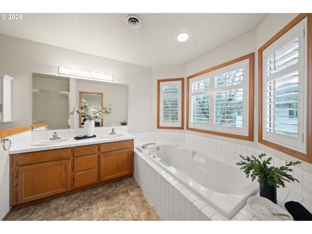 14390 CAMDEN Ln, Lake Oswego, OR 97035