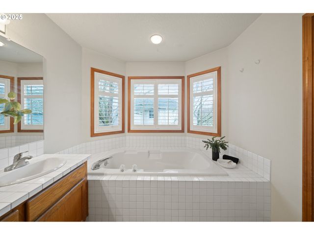 14390 CAMDEN Ln, Lake Oswego, OR 97035