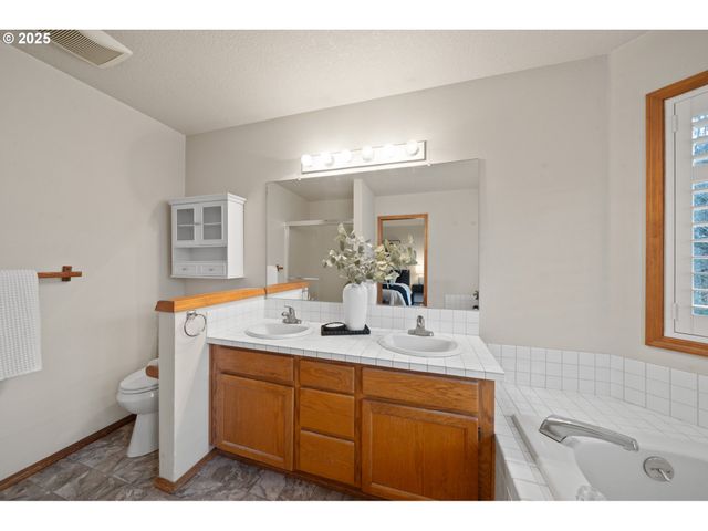 14390 CAMDEN Ln, Lake Oswego, OR 97035