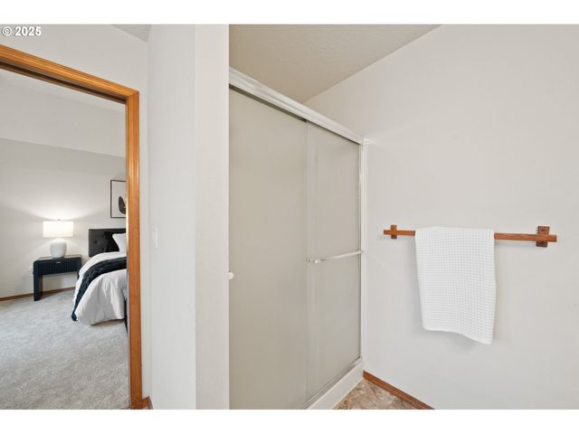 14390 CAMDEN Ln, Lake Oswego, OR 97035