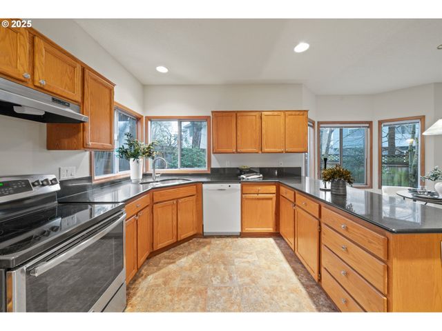 14390 CAMDEN Ln, Lake Oswego, OR 97035