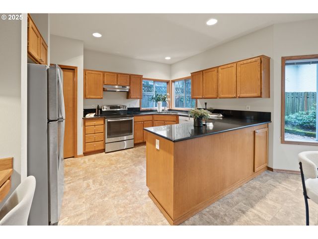 14390 CAMDEN Ln, Lake Oswego, OR 97035