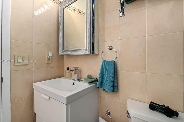 2669 S Parkview Dr, Hallandale Beach, FL 33009