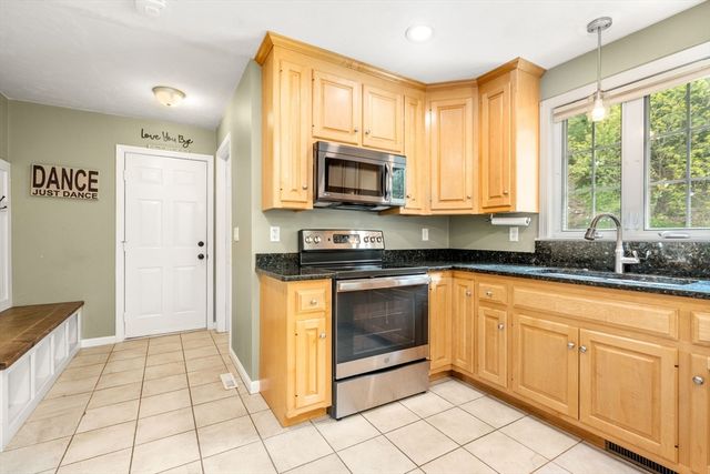 10 Gannett Way, Hopedale, MA 01747