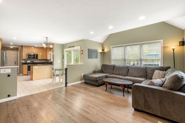 10 Gannett Way, Hopedale, MA 01747