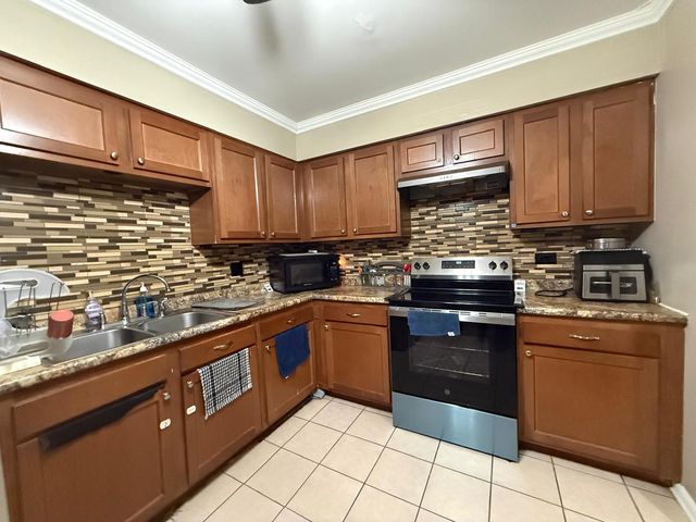 139 W Elk Trail 239, Carol Stream, IL 60188