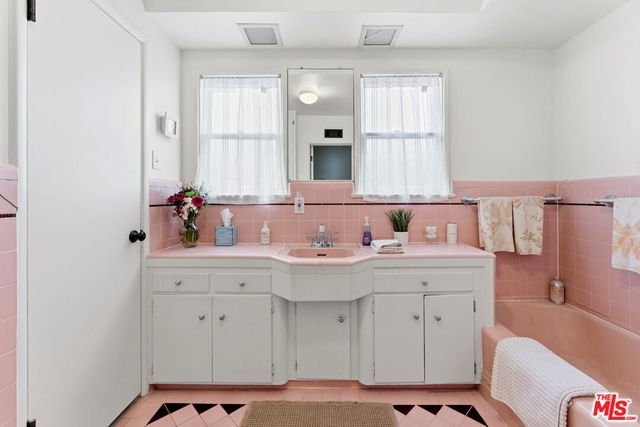 1903 Preuss Road, Los Angeles, CA 90034
