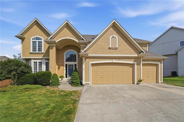 172 NE Hidden Ridge Lane, Lee's Summit, MO 64064