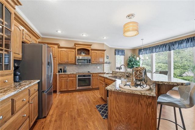 172 NE Hidden Ridge Lane, Lee's Summit, MO 64064