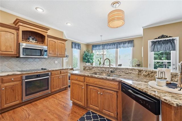 172 NE Hidden Ridge Lane, Lee's Summit, MO 64064